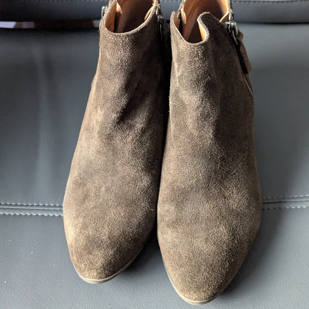 Frye Women's Suede Ankle Booties in Olive Brown. Size 7M. Excellent Condition.